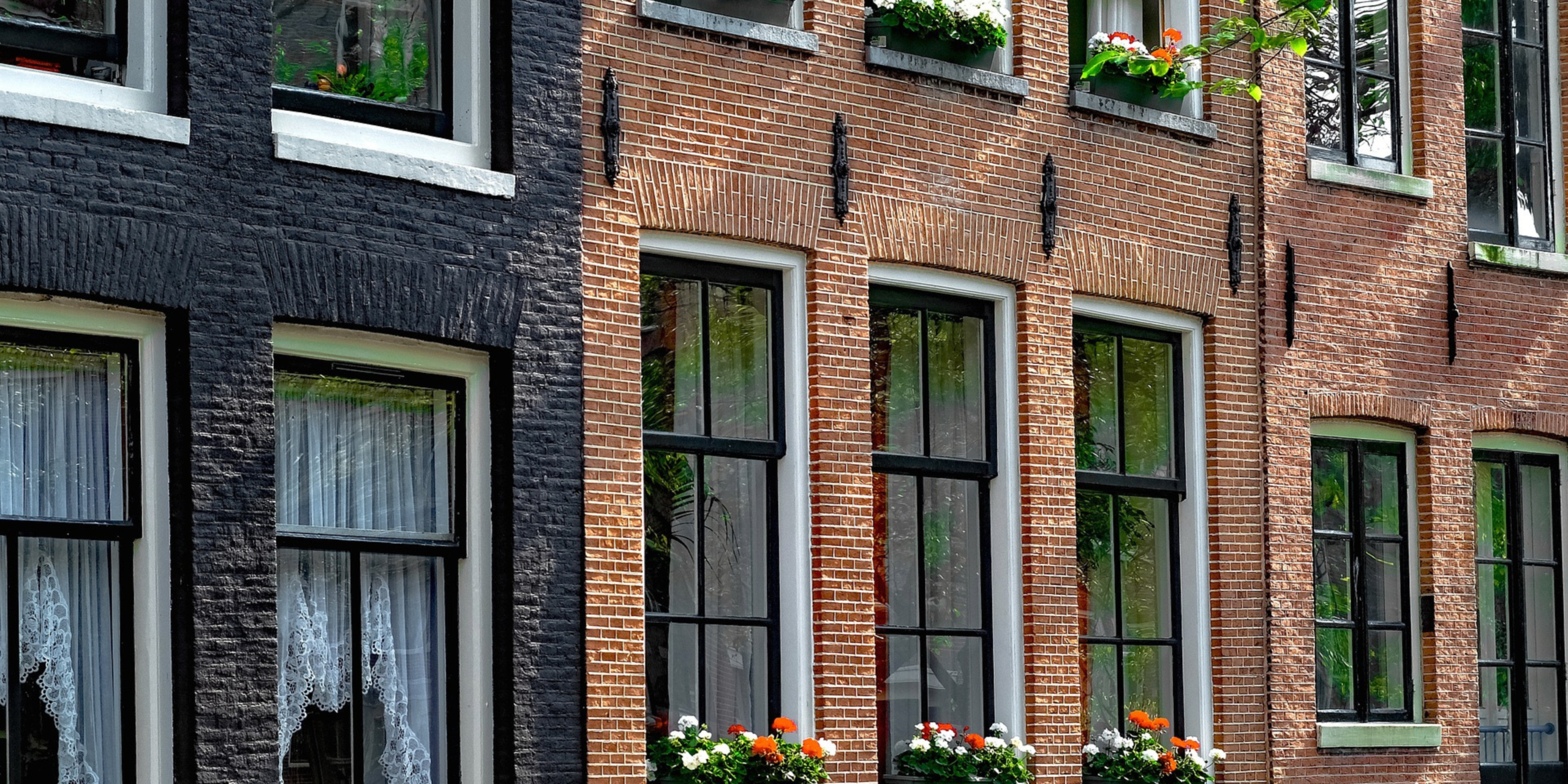 Afbeelding van een drietal rijtjeshuizen in Nederland - Hoe wordt de WOZ-waarde bepaald?